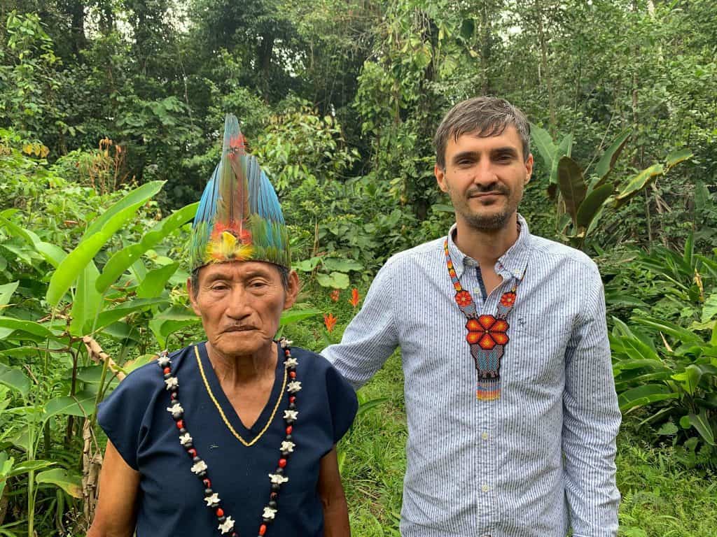 Jan Rostlinka, el organizador del retiro, con Don Carlos, chamán kichwa.
