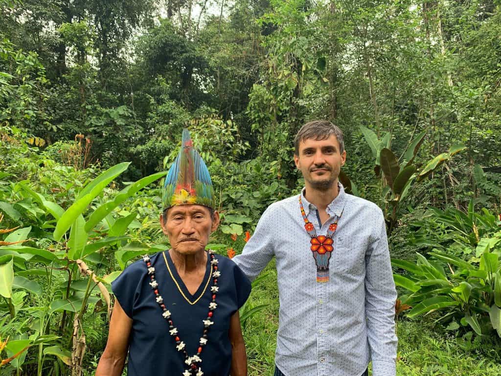Don Carlos, el chamán kichwa que dirige las ceremonias, junto a Jan Rostlinka, organizador de Ayahuasca Ecuador.