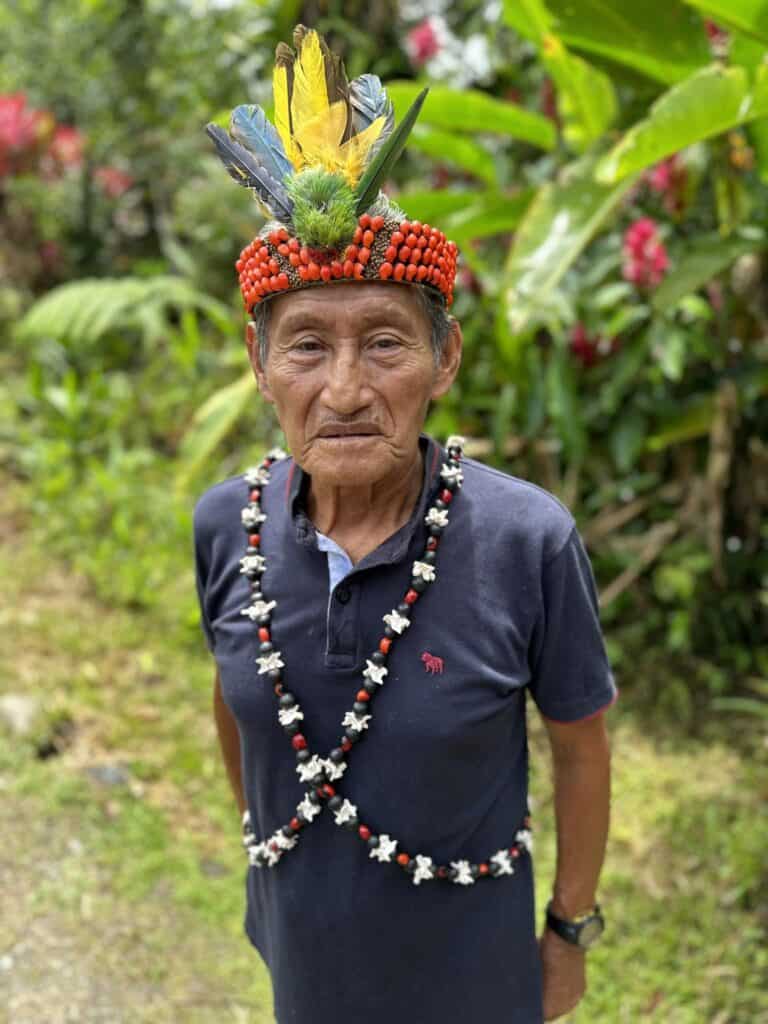 Don Carlos, chamán kichwa que dirige ceremonias durante retiros de ayahuasca en Feather Crown.