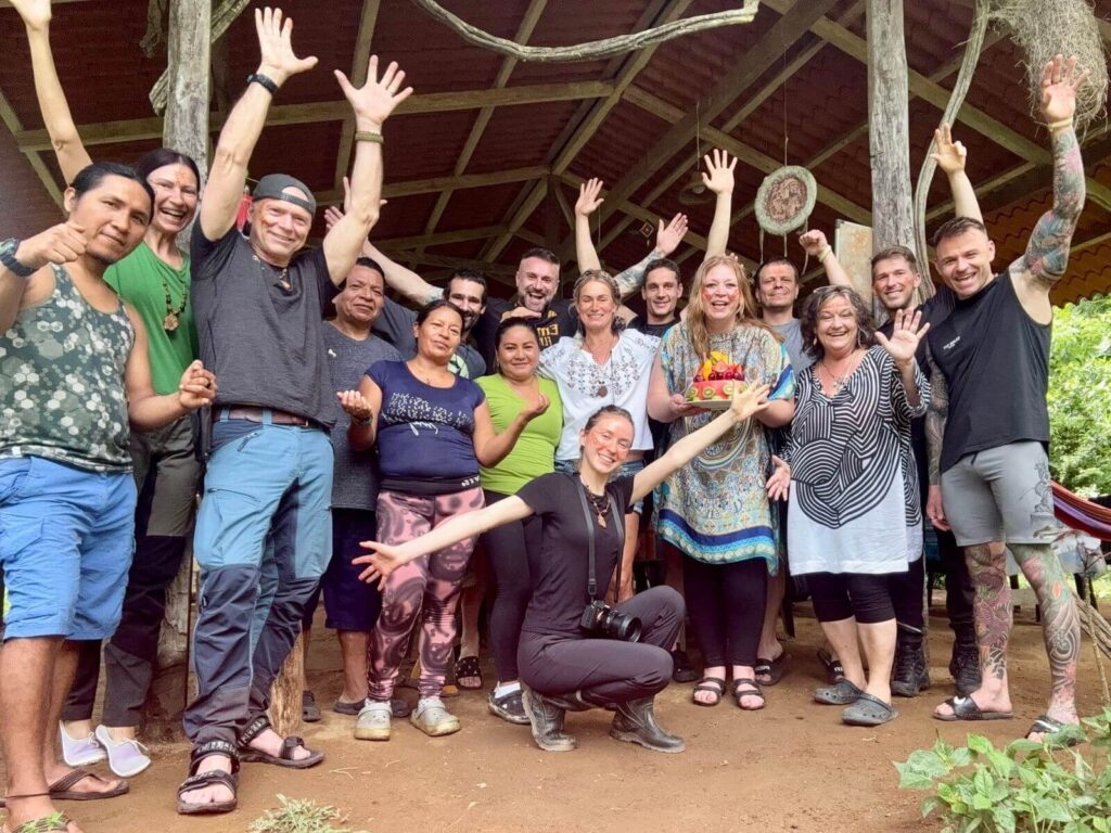 Grupo del retiro Feather Crown Ayahuasca Ecuador con el equipo de cocina