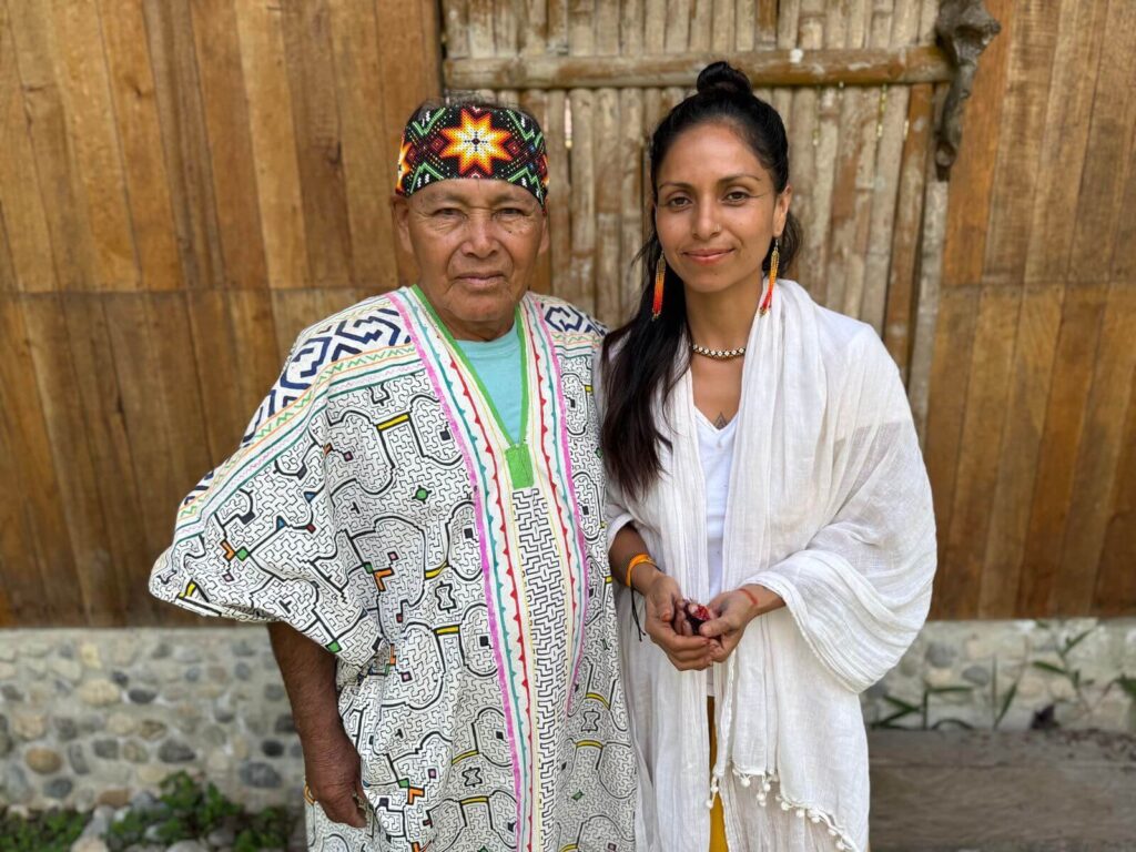 El sanador shipibo Maestro Sina con un asistente de retiro de ayahuasca.