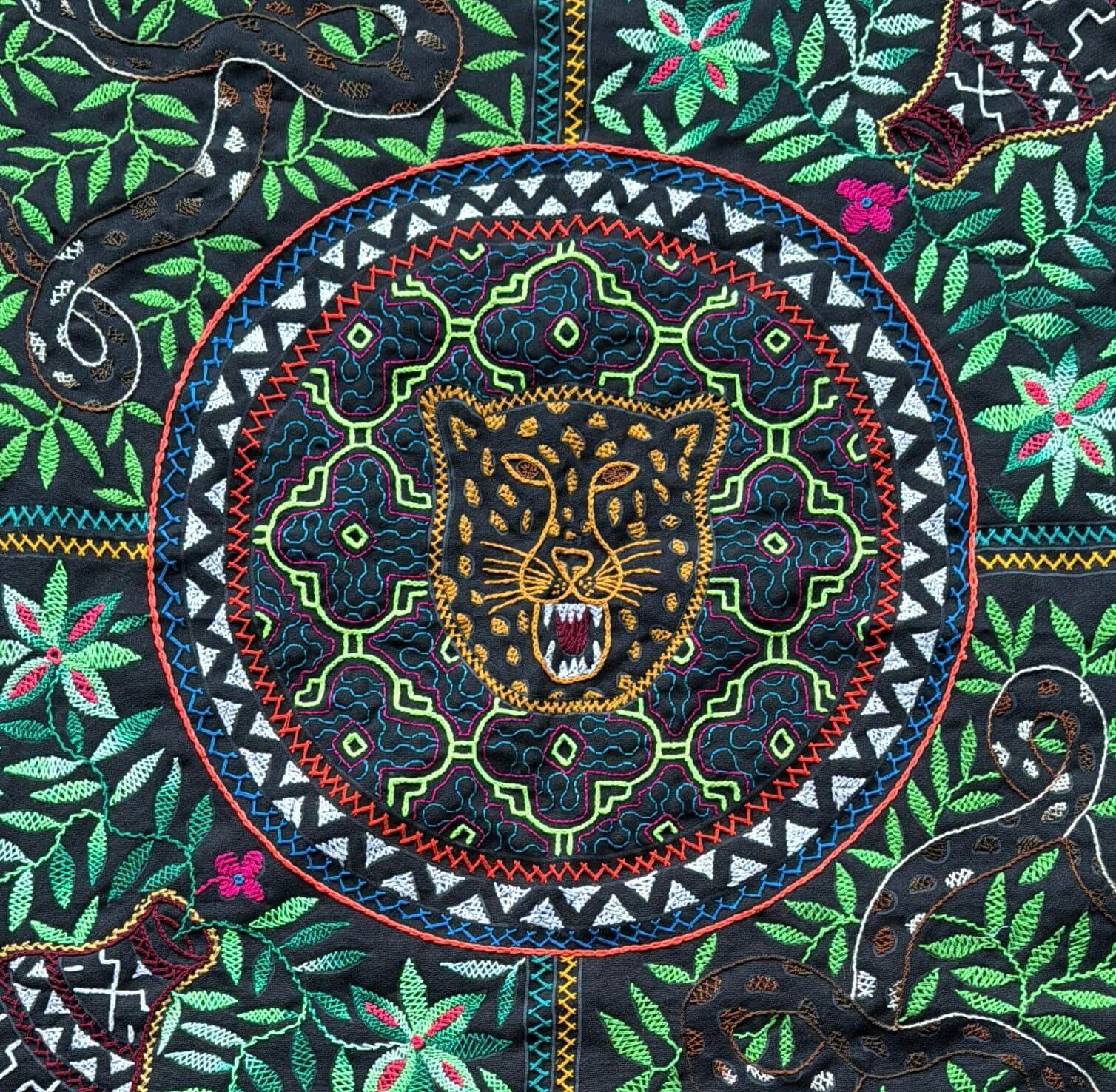 Bordado shipibo que representa un jaguar y visiones de ayahuasca.